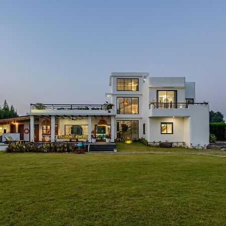 אינדורה Stayvista At Lotus By The Lake With Pool, Bbq & Lawn מראה חיצוני תמונה