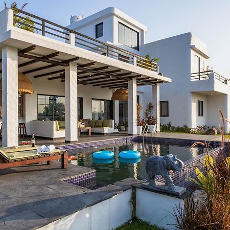 אינדורה Stayvista At Lotus By The Lake With Pool, Bbq & Lawn מראה חיצוני תמונה