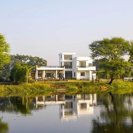 אינדורה Stayvista At Lotus By The Lake With Pool, Bbq & Lawn מראה חיצוני תמונה